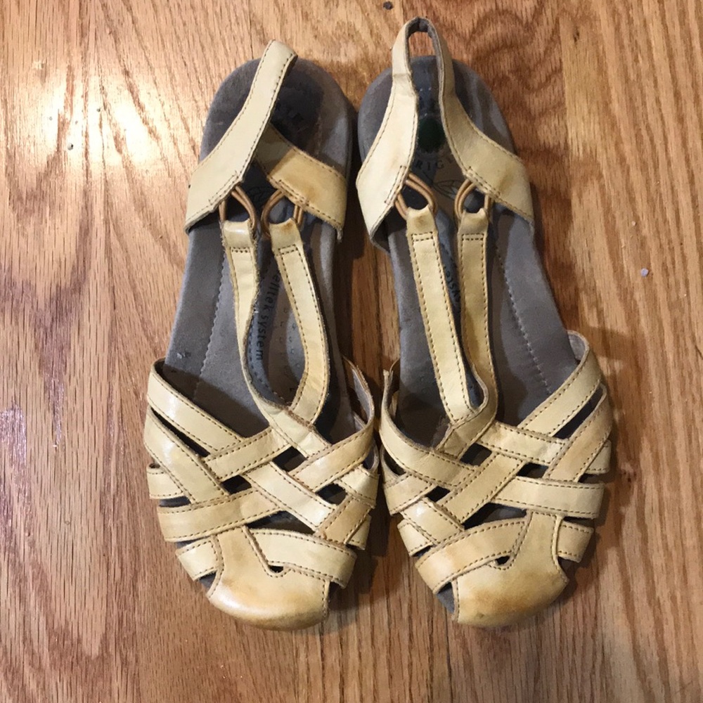 Earth Origins Nellie closed toe sandal. 9 Wide